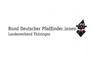 Das ist das Logo Bund Deutscher Pfadfinder_innen – Landesverband Thüringen e.V. Es besteht aus dem Namen in schwarzer Schrift auf zwei Zeilen. Nur der Gender-Unterstrich, der verdeutlicht, dass es mehr als zwei Geschlechter gibt, ist rot. An die erste Zei