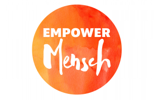 Das ist das Logo von EmpowerMensch | Beratungszentrum gegen Diskriminierung Thüringen. Es besteht aus einem Kreis aus verschiedenen Orange- und Rottönen. Darauf steht in weißer dick markierter Schrift über zwei Zeilen der Name. Oben steht in Großbuchstabe