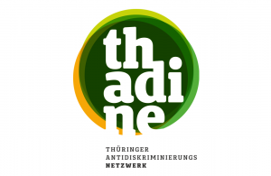 Das ist das Logo des Thüringer Antidiskriminierungsnetzwerk thadine. Es besteht aus einem grünen Innenkreis, dass außen von Grün- und Orangetönen umrandet wird. In dem Logo steht auf drei Zeilen verteilt in weißer dick markierter Schrift und kleingeschrie