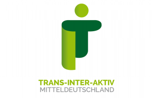 Das ist das Logo von TIAM. Im oberen Teil befindet sich ein Symbol in zwei verschiedenen Grüntönen, das an eine Person stilisiert als auch gleichzeitig ein T und ein i in sich verbindet. Darunter steht in einer Zeile in einem hellen Grünton in dick markie