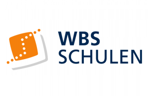 Das ist das Logo der Berufsfachschule und Fachschule „WBS Leipzig“. Es besteht aus zwei Vierecken, die auf einer Ecke stehen und übereinander liegen. Das innere Viereck ist orange und kleiner und das äußere Viereck ist weiß und größer. Durch die Vierecke 